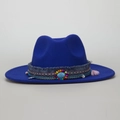 Détail d'un chapeau fedora avec bande tissée ethnique, pierre turquoise et glands bleus - M(56-58cm) / Bleu