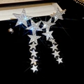 Elegante silberne Stern-Ohrhänger mit funkelnden Straßsteinen auf dunklem Grund - Silber (Silver Earring Post)