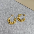 Boucles d'oreilles créoles dorées 18K en forme d'épi de blé sur tissu de lin gris - Style Feuille de Blé / Or