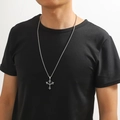 Détail du pendentif croix fantaisie en acier inoxydable argenté porté par un mannequin - Croix Fantaisie