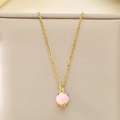 Gros plan d'un collier plaqué or avec un pendentif pêche en émail rose et des feuilles vertes - Pêche Rose (KN292104-Z)