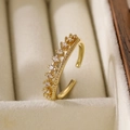 Makro-Detail eines Goldkronenrings mit Zirkonia in einer beigen Samt-Schmuckschatulle - Einstellbar Offen / Goldener Kronenstil (13804)