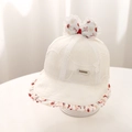 Detalle del lazo floral y encaje delicado en un sombrero de sol blanco para bebés - 48cm (5-20 meses) / Beige