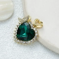 Collier avec pendentif cœur émeraude, nœud papillon doré et zircons cubiques - Cœur Papillon-Vert