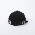 Detalle de gorro de pana negra con bordado CA blanco y hebilla de metal ajustable - Negro