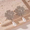 Dettaglio di orecchini a fiore argento con strass scintillanti e pendenti di perle - Orecchini di Perle a Fiore con Strass Perno in Argento S925
