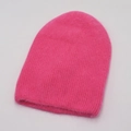 Primer plano detallado del gorro de mohair rosa con textura suave y tejido de punto - Talla única / Rosa Rojo