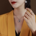 Collana con ciondolo a cerchio scavato con trama irregolare in argento su una modella - 40+5cm / Color Acciaio