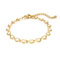 Dettaglio di bracciale bohémien a cuore in oro con intarsi in smalto bianco e chiusura a moschettone - Bianco