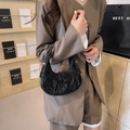 Schicke schwarze Halbmond-Tasche mit Faltenstruktur und Doppel-Reißverschluss - Schwarz