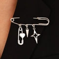 Spilla punk a balia argentata con ciondoli a cuore, cono e stella su bavero di blazer - Stile Pendente a Cuore (5962)