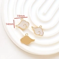 Dettaglio macro del ciondolo a nuvola dorata con smalto bianco per gioielli fai-da-te - 4# Charm Nuvola Auspiciosa Oro (19x14mm)