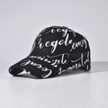 Détail de casquette de baseball noire avec imprimé graffiti blanc et visière incurvée élégante - Réglable / Noir