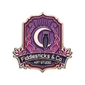 Dunkle Punk Magie Emaille Pin mit goldenem Halbmond und Katzen-Silhouette im Schild-Design - Art Studio Emblem Stil (XZ8658)
