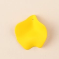 Dettaglio di un accessorio per orecchini a petalo in acrilico giallo con finitura opaca - 10 Pezzi/Pacco Grande / Giallo