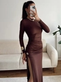 Elegante abito attillato marrone scuro con arricciatura laterale, spacco alto e fibbia - S / Borgogna