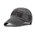 Détail de la broderie Boston sur une casquette de baseball grise lavée au style vintage - Boston Vert Armée