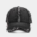 Dettaglio cappello baseball in denim nero invecchiato con bordi sfilacciati e cuciture retro - Regolabile / Nero