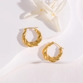 Boucles d'oreilles créoles torsadées plaquées or 18 carats avec un design minimaliste - Doré