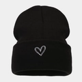 Dettaglio del ricamo a cuore su berretto nero in maglia con trama e cuciture fini - Nero