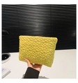 Detailaufnahme einer hellgelben gesteppten Tasche mit strukturierten 3D-Blumenmustern - Gelb