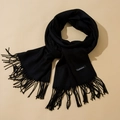 Écharpe classique noire aspect cachemire avec franges denses et étiquette de matière - Noir