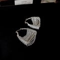 Détail de boucles d'oreilles pampilles argentées avec zircone et chaînes étagées - Gland de Triangle Inversé Argenté (54#)