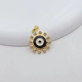 Makroaufnahme vom Evil Eye Anhänger in Gold mit Kristallen und Emaille-Details - Stil 7-Sonnenstrahl Auge
