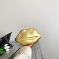 Elegante bolso bandolera dorado con forma de labios, acabado brillante y cadena - Dorado