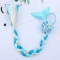 Dettaglio dell'extension capelli sirena con coda di pesce e decoro di conchiglia - Blu B
