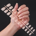 Unghie finte nude quadrate lucide mostrate su una mano con uno sfondo nero - Confezione a Strisce (Senza Colla) / Nude (CFL-14)