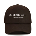 Gros plan de la casquette de baseball en coton avec texte brodé en marron foncé - café
