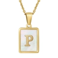Collier doré avec pendentif rectangulaire en nacre et lettre P embossée au centre sur blanc - Lettre P (Or)