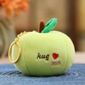 Primo piano del portachiavi a forma di mela verde in peluche con ricamo hug me e anello - Mela Verde
