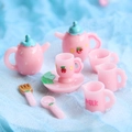 Service à thé miniature en résine rose fraise avec théière et tasses sur fond bleu - Ensemble de 9 pièces rose