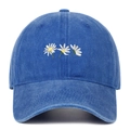 Dettaglio del ricamo a margherita bianca su cappello in cotone lavato blu di qualità - Taglia unica / Blu scuro