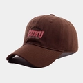 Dettaglio del ricamo CUHU rosa su un cappello da baseball in twill di cotone marrone - caffè