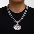 Zilveren Cubaanse schakelketting met USA vlag adelaar hanger gedragen door model - Zilveren Hanger Met 18 Inch Cubaanse Ketting (45CM)