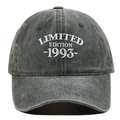 Dettaglio del ricamo bianco Limited Edition 1993 su cappello da baseball in cotone lavato - Regolabile / Verde