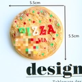Vue détaillée d'un aimant Pizza Italia en résine de 5,5 cm avec garnitures réalistes - Pizza Ronde / Avec aimant