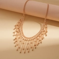 Dettaglio della collana con nappine multistrato in oro rosa e piccoli accenti di perline - Collana / Oro