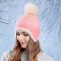 Gorro de invierno de punto rosa para mujer con pompón de pelo sintético y orejeras - Rosa Degradado