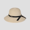 Dettaglio del nastro in gros-grain nero e targhetta in metallo dorato su cappello di paglia - M (56-58cm) / Beige