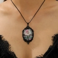 Gothic ketting met roze roos hanger op zwarte kanten achtergrond design - Vintage Roos Holle Stijl (6678) / Mat Zwart