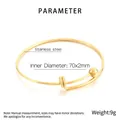 Detalle de brazalete de acero dorado con terminales de esfera y diámetro interno de 70x2mm - Dorado