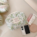 Vue à plat d'une trousse à maquillage en coton fleuri avec fermeture éclair beige - Gardénia Vert