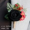 Boutonnière rose noire élégante avec baies rouges et corde de chanvre sur revers gris - Noir