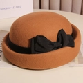 Chapeau cloche élégant en laine caramel avec un ruban noir et un nœud décoratif - M (56-58cm) Réglable / Camel