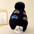 Dettaglio del cappello in maglia blu scuro per bambini con motivi di auto a cartoni - 3-8 Anni / Blu navy