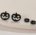 Detailansicht der schwarzen Halloween-Kürbis-Ohrstecker aus Edelstahl mit ausgeschnittenem Lächeln - Schwarz